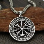 Bijou amulette viking avec motif de Vegvisir traditionnel
