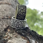 Boussole Viking sur un anneau avec motif ancien