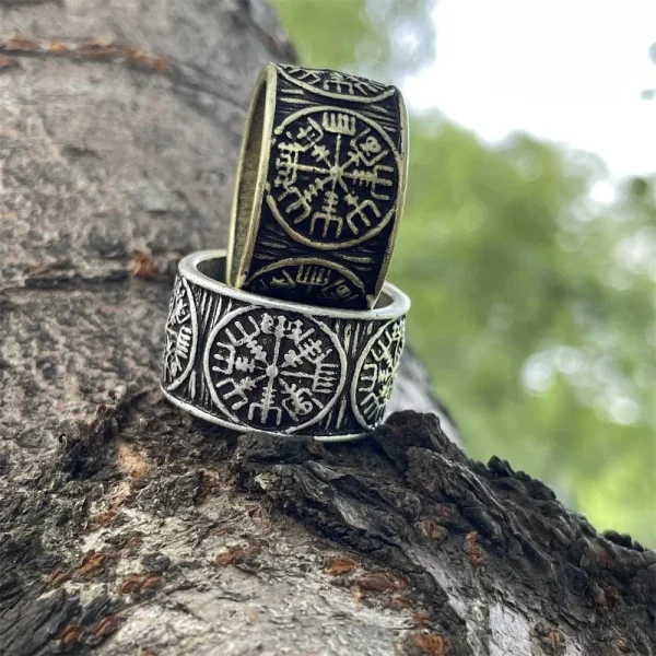 Boussole Viking sur un anneau avec motif ancien