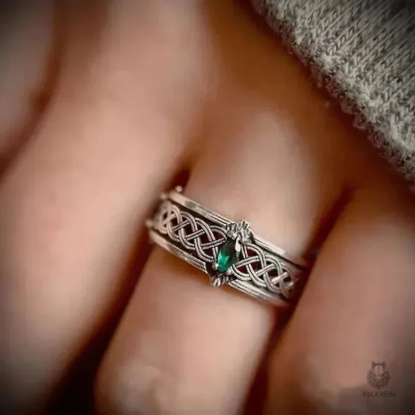Bijou celtique en métal et pierre verte