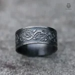 Anneau en métal avec motif de dragon stylisé