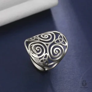 Bijou celtique, anneau Triskell, design élégant et unique
