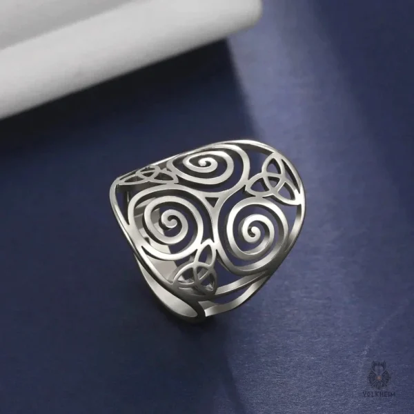 Bijou celtique, anneau Triskell, design élégant et unique