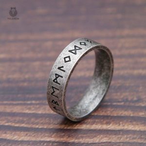 Bijoux viking avec motifs runiques mystérieux