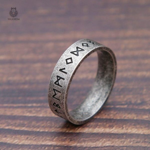 Bijoux viking avec motifs runiques mystérieux