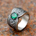 Bague Celtique ornée de pierre verte naturelle