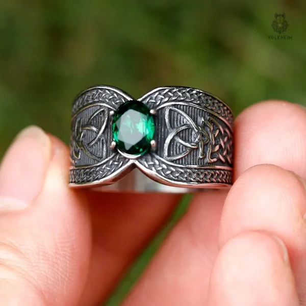 Bague en style celtique avec gemme verte