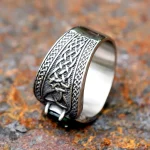Bijou celtique en argent avec pierre verte decorate