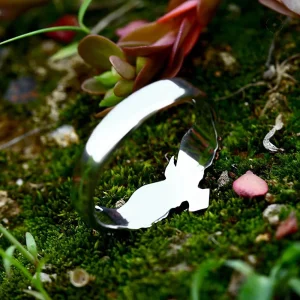 Bague unique avec symbolique des corbeaux, élégante