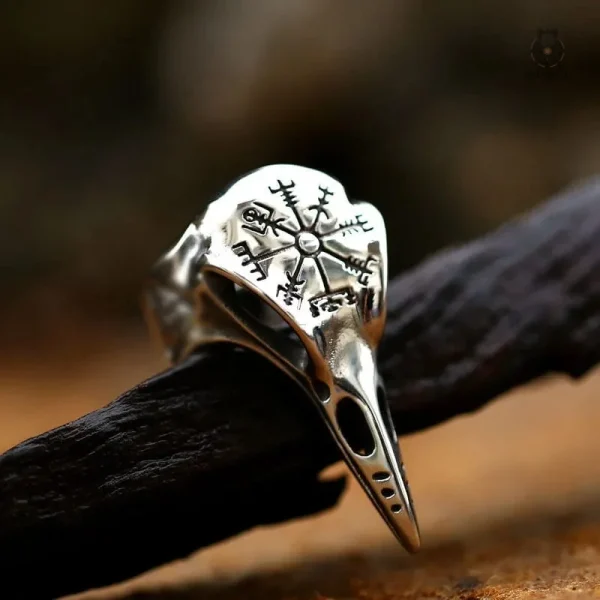 Bague viking ornée d'un crâne de corbeau stylisé