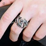 Bague en forme de dragon avec détails sculptés