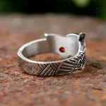 Bague Dragon ornée d'une pierre précieuse rouge