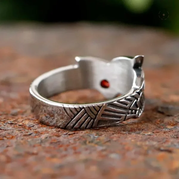 Bague Dragon ornée d'une pierre précieuse rouge
