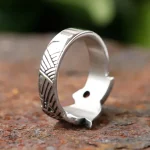 Bague avec dragon viking et éclat de pierre rouge