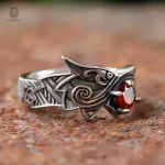 Bague originale dragon, accentuée par une pierre rouge