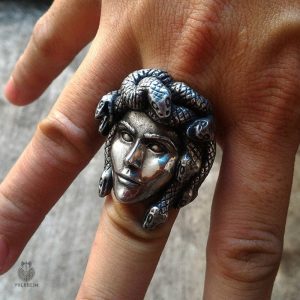 Bague Méduse, design inspiré de la Gorgone
