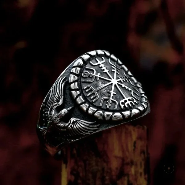 Bague décorative évoquant l'héritage des rois vikings