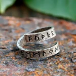 Bague en métal, style Viking avec gravures runiques