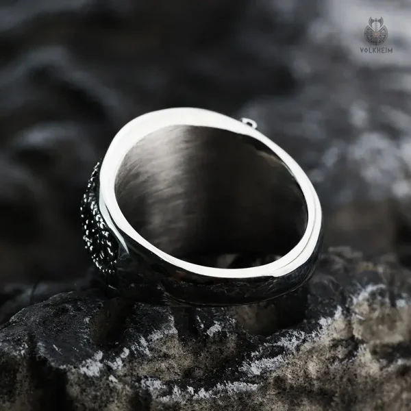 Design serpent antique sur bague inspirée des Vikings
