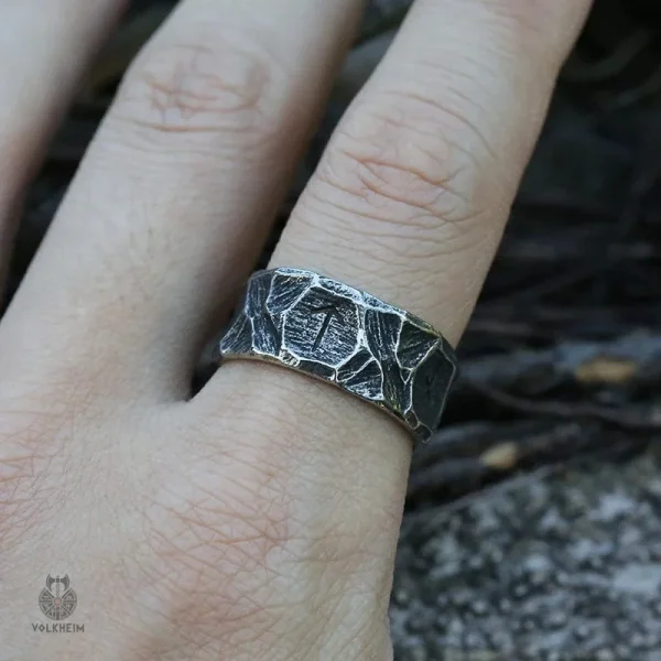 Bague en métal inspirée par l'héritage viking
