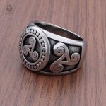 Bague Triskel en métal, design élégant et symbolique