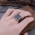 Bague vegvisir élégante, représentant un ancien symbole islandais