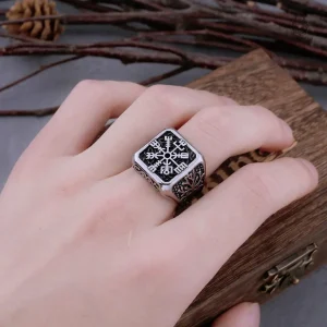 Bague vegvisir élégante, représentant un ancien symbole islandais