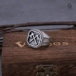 Bague inspirée des Vikings avec motif de hache