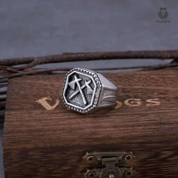 Bague inspirée des Vikings avec motif de hache