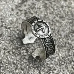 Bague viking en design unique, ajustable pour un confort optimal