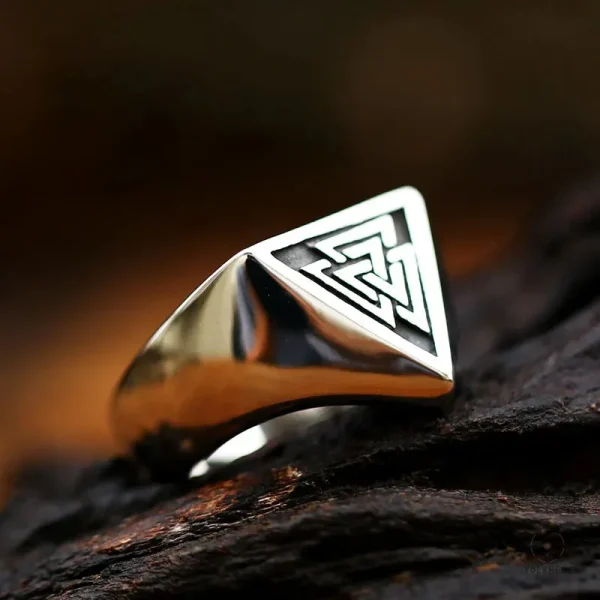 Bague inspirée de l'art viking, design unique