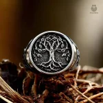 Bague ornée de motifs inspirés par l'arbre Yggdrasil