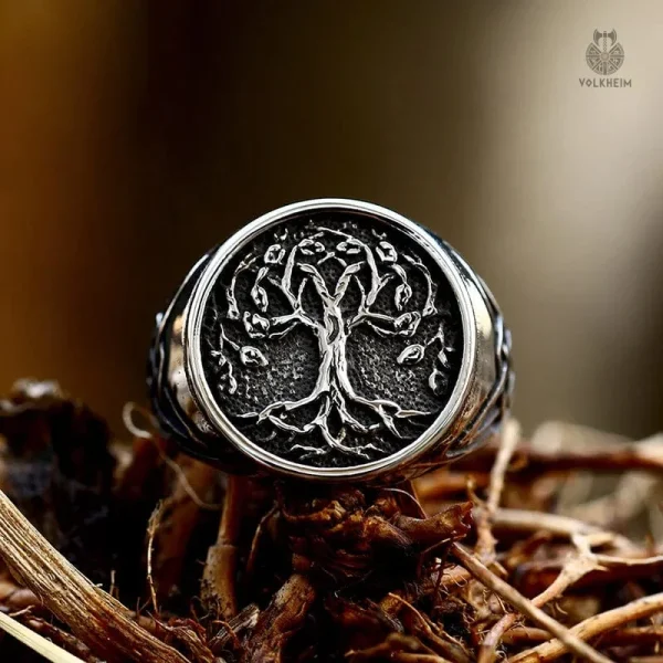Bague ornée de motifs inspirés par l'arbre Yggdrasil