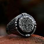 Bague Yggdrasil noire en design élégant et moderne