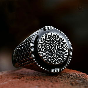 Bague Yggdrasil noire en design élégant et moderne