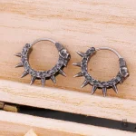 Boucles d'oreilles uniques avec motifs de tête de mort et pointes