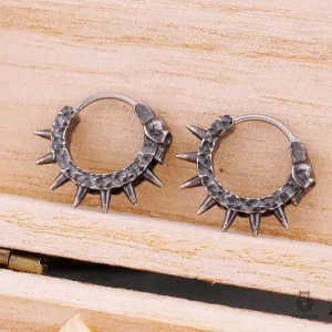 Boucles d'oreilles uniques avec motifs de tête de mort et pointes