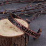 Bracelet en cuir avec motifs de runes, inspiration nordique