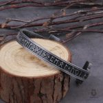 Accessoire Viking, bracelet orné de runes anciennes