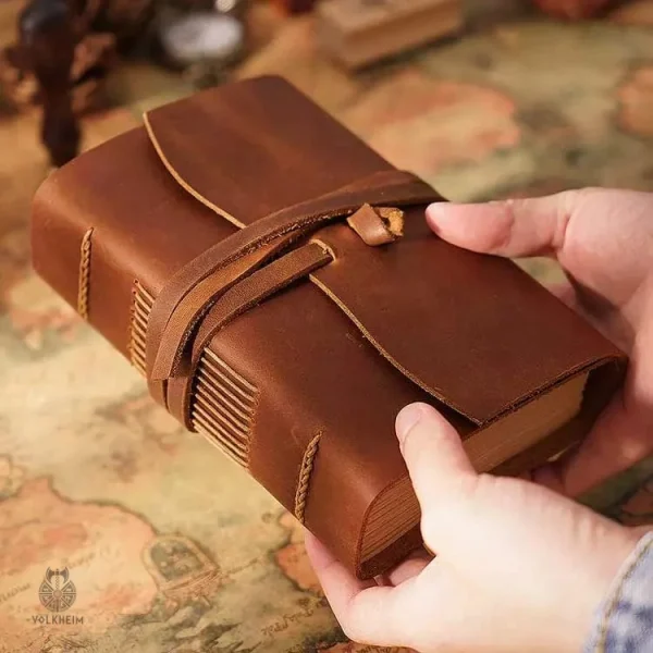 Carnet artisanal en cuir avec embellissements médiévaux