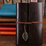 Carnet artisanal avec motif feuille en relief