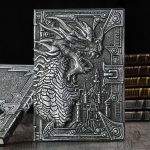 Objet de collection : carnet avec dragon sculpté