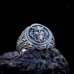 Bijou Viking avec motifs historiques et symboliques