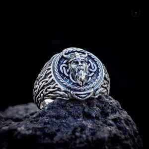 Bijou Viking avec motifs historiques et symboliques