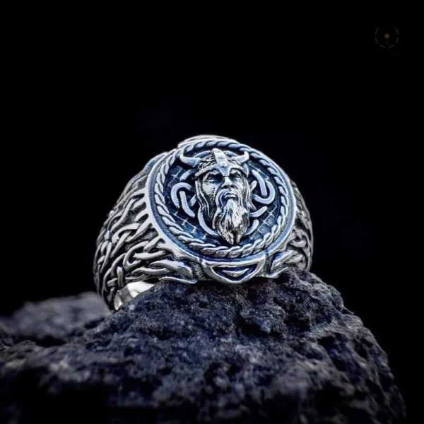 Bijou Viking avec motifs historiques et symboliques
