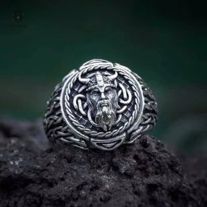 Chevalière robuste évoquant l'esprit des Vikings