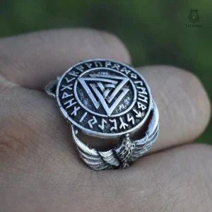 Chevalière viking avec motifs de corbeaux