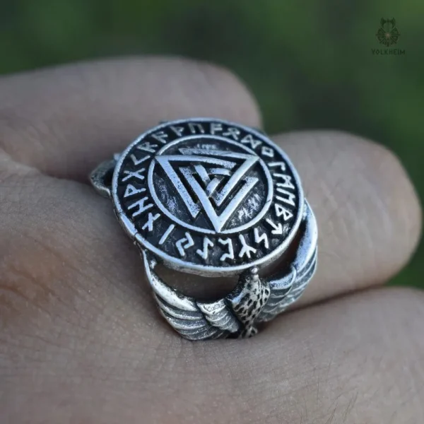 Chevalière viking avec motifs de corbeaux
