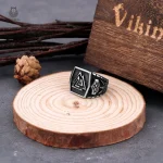 Bague en acier noir avec motif Valknut distinctif