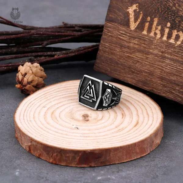 Bague en acier noir avec motif Valknut distinctif
